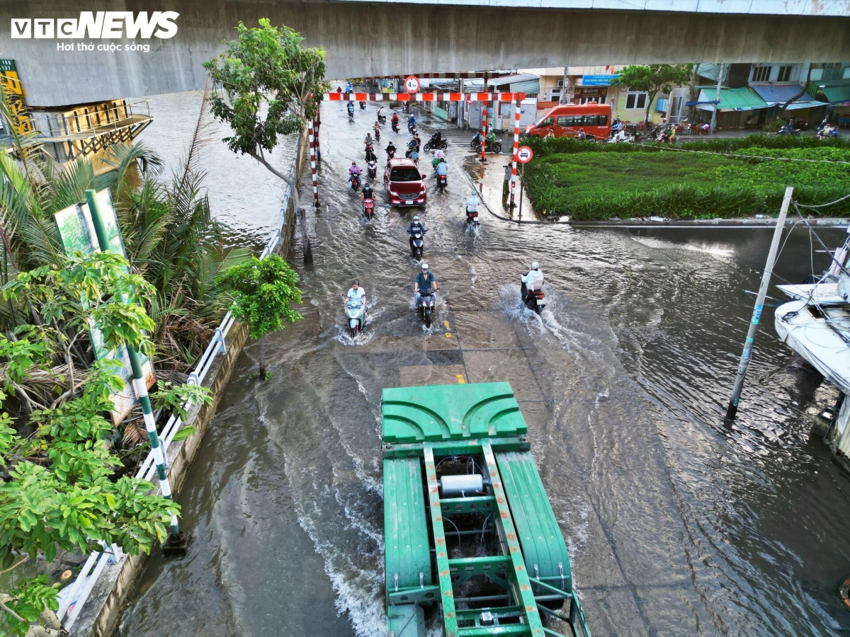 high tides cause disorder to daily lives of hcm city residents picture 16