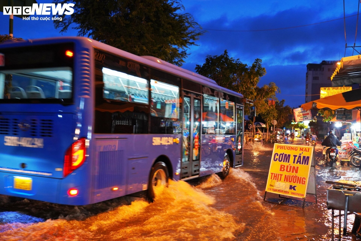 high tides cause disorder to daily lives of hcm city residents picture 2