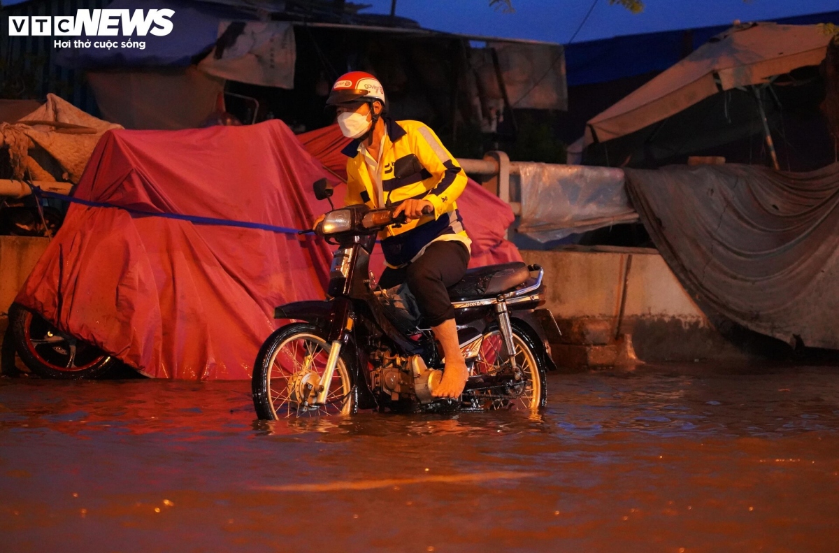 high tides cause disorder to daily lives of hcm city residents picture 3