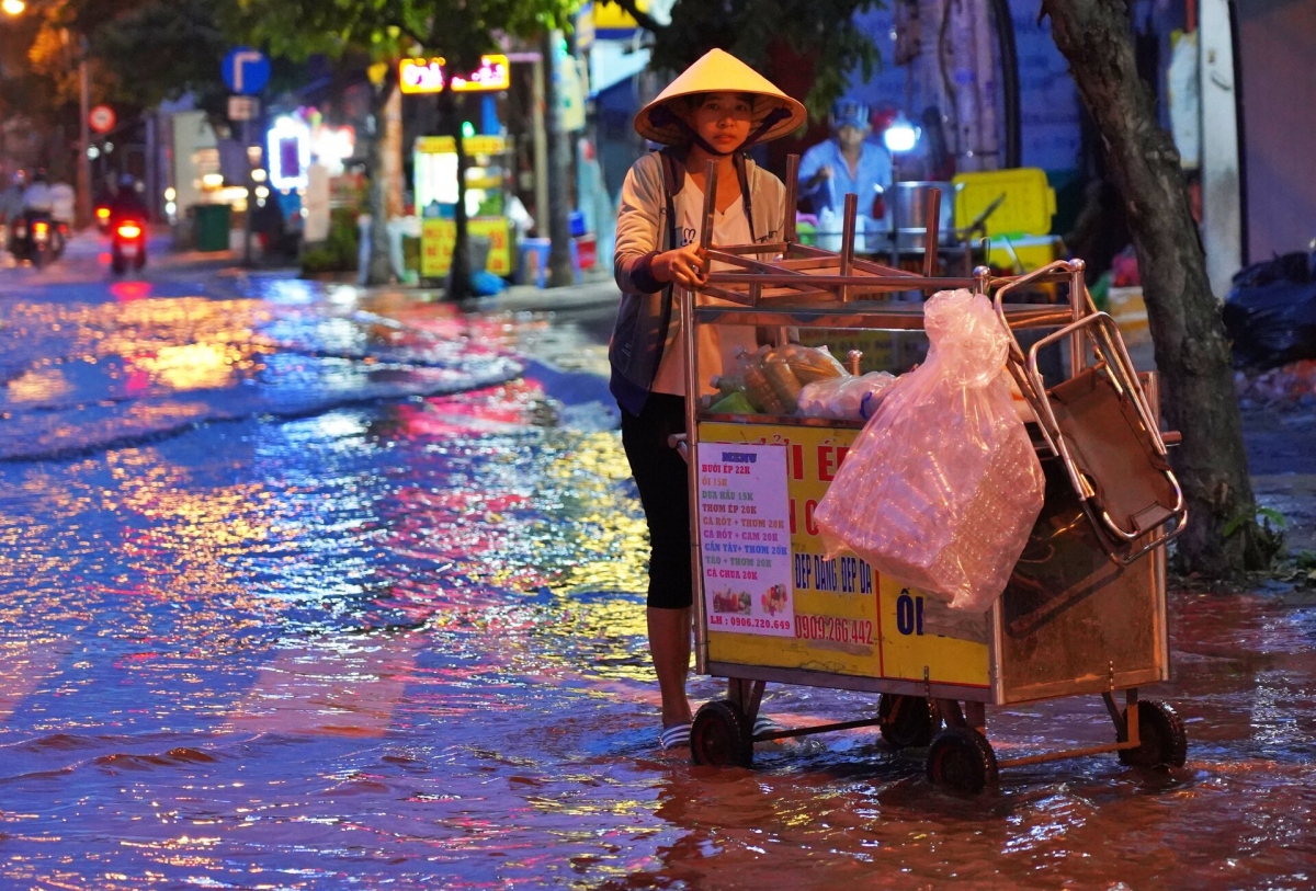 high tides cause disorder to daily lives of hcm city residents picture 4