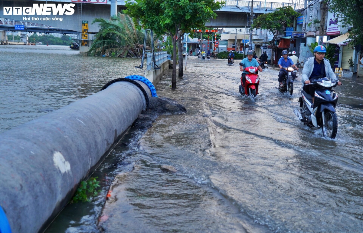 high tides cause disorder to daily lives of hcm city residents picture 5