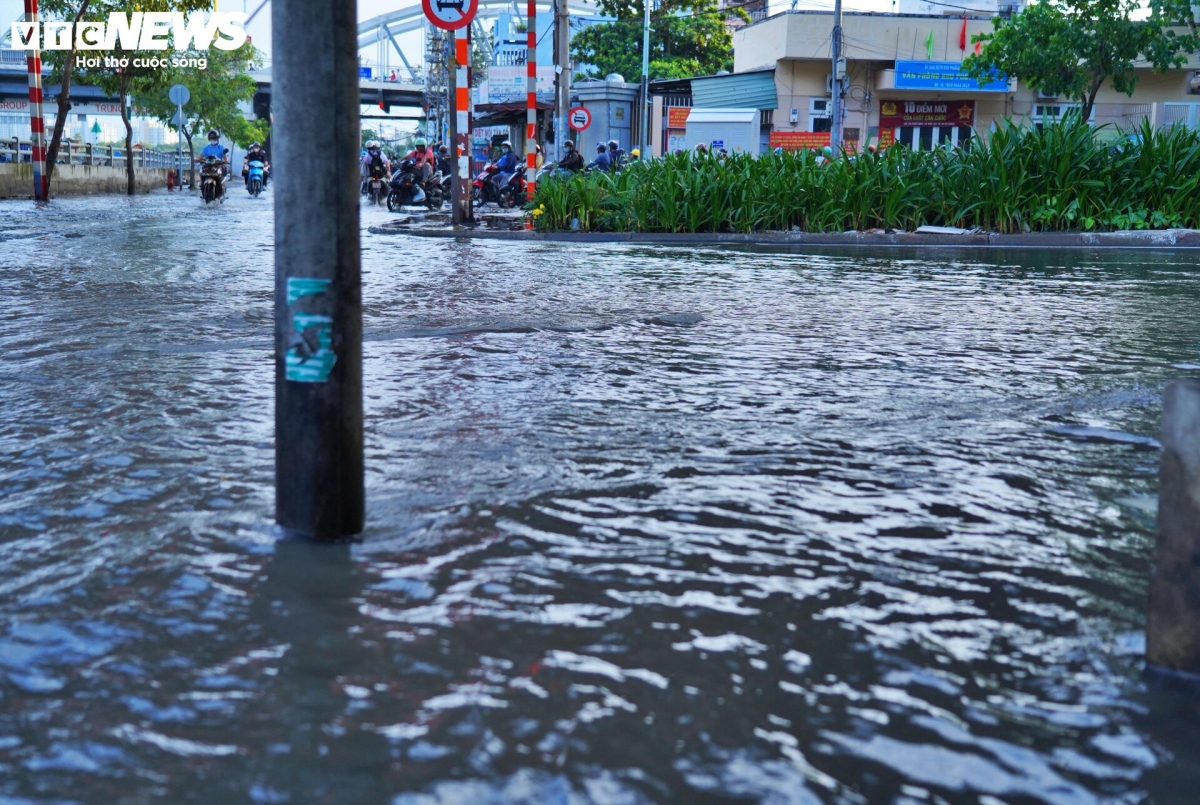 high tides cause disorder to daily lives of hcm city residents picture 6