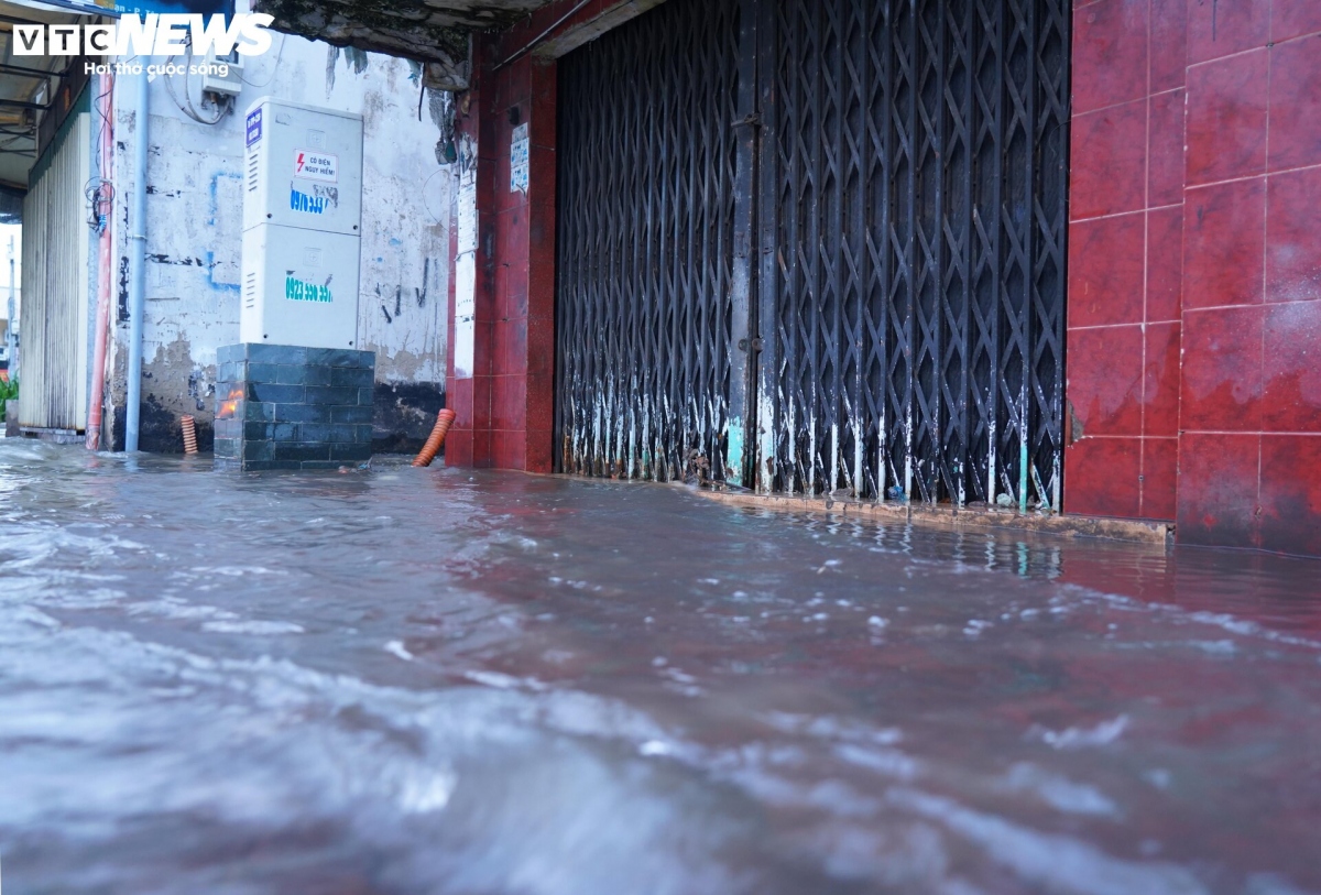 high tides cause disorder to daily lives of hcm city residents picture 7