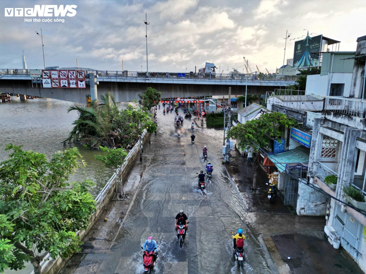 high tides cause disorder to daily lives of hcm city residents picture 8