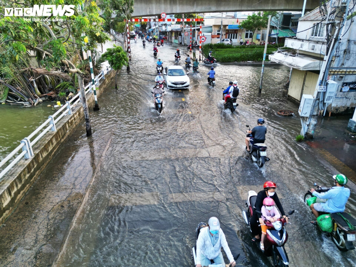 high tides cause disorder to daily lives of hcm city residents picture 9