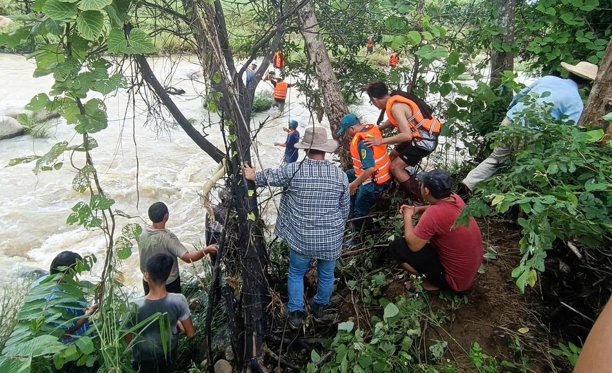 nguoi phu nu di xe may bi nuoc cuon troi hinh anh 1