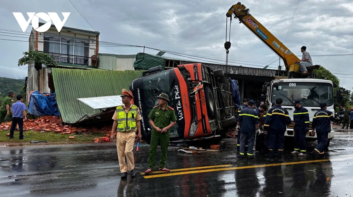 four dead and four injured after sleeper bus overturns in dak lak picture 1