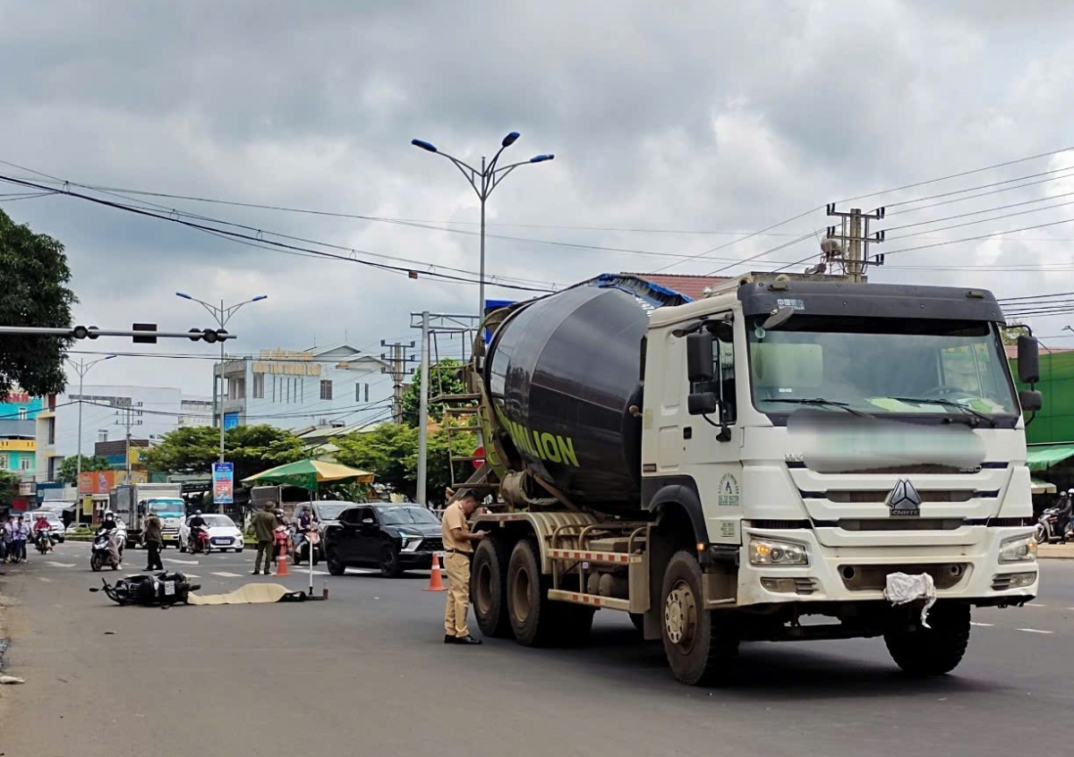 Một người tử vong sau va chạm với xe bồn chở bê tông