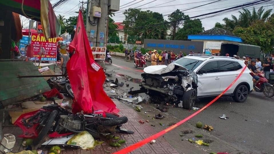 Ô tô tông hàng loạt xe máy rồi lao vào cột điện