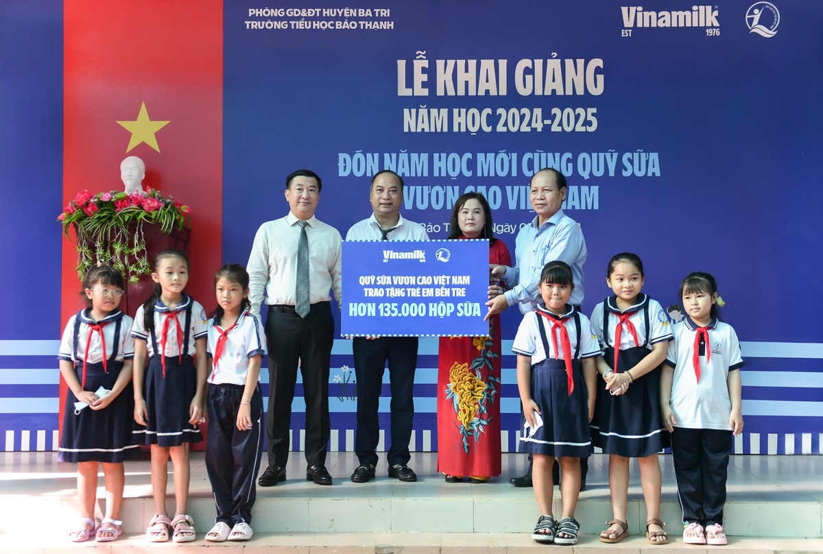 vinamilk trao tang gan 200.000 hop sua cho tre em nhan ngay hoi tuu truong hinh anh 1