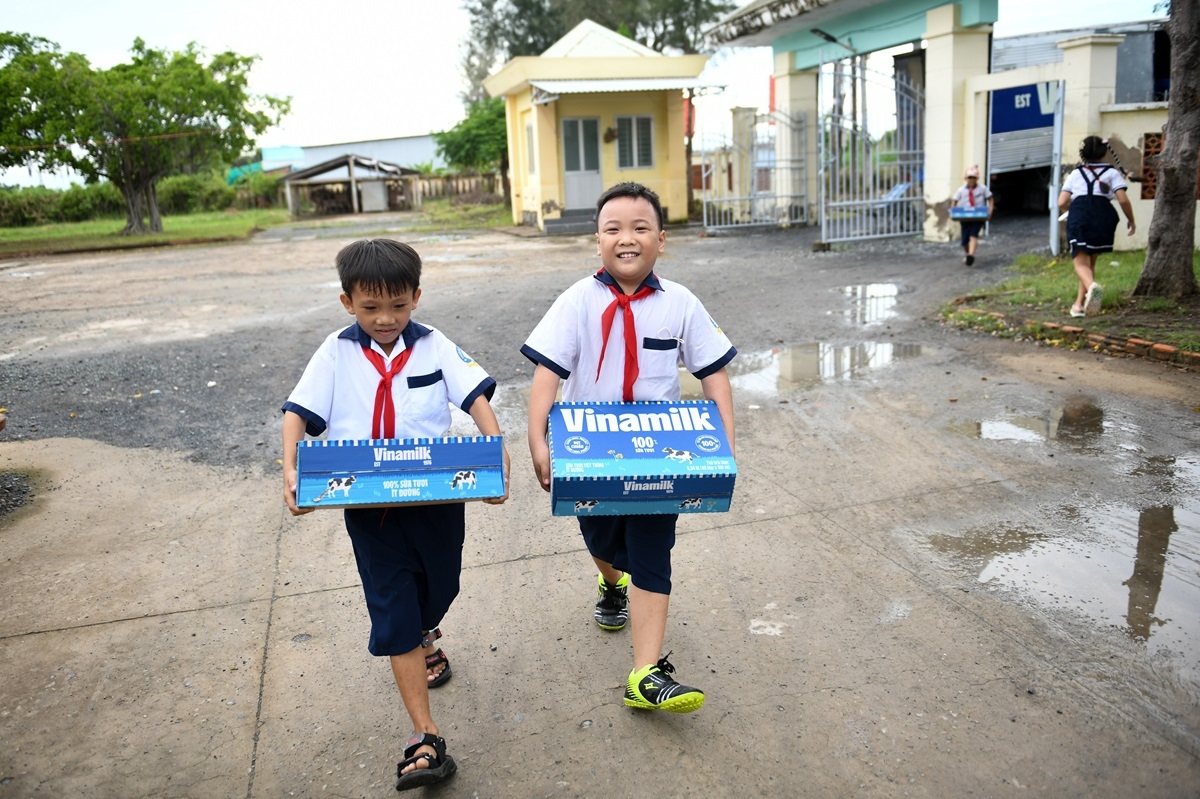 vinamilk trao tang gan 200.000 hop sua cho tre em nhan ngay hoi tuu truong hinh anh 6