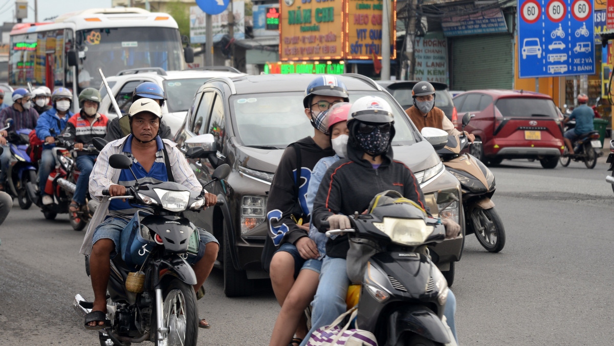 dong nguoi un un do ve tp.hcm, cac cua ngo dong nghet hinh anh 5