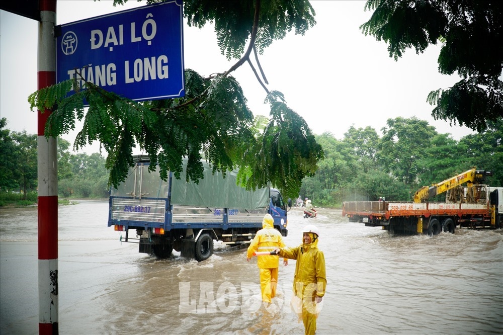 Cho phép xe máy đi làn khẩn cấp trên cao tốc Đại lộ Thăng Long để tránh ngập