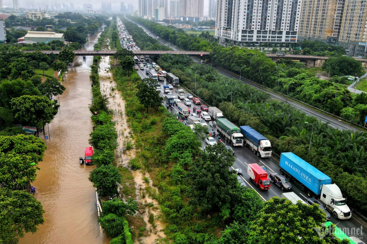 Cho phép xe máy đi làn khẩn cấp trên cao tốc Đại lộ Thăng Long để tránh ngập