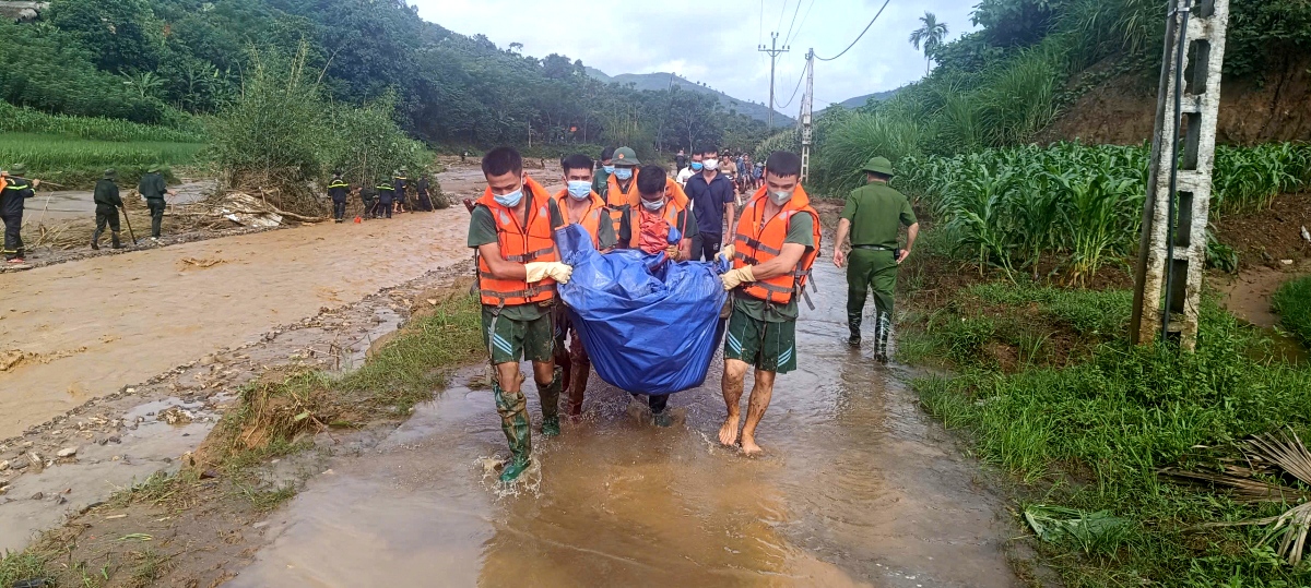 horrific flashfloods 44 dead bodies found, search operations going on picture 1