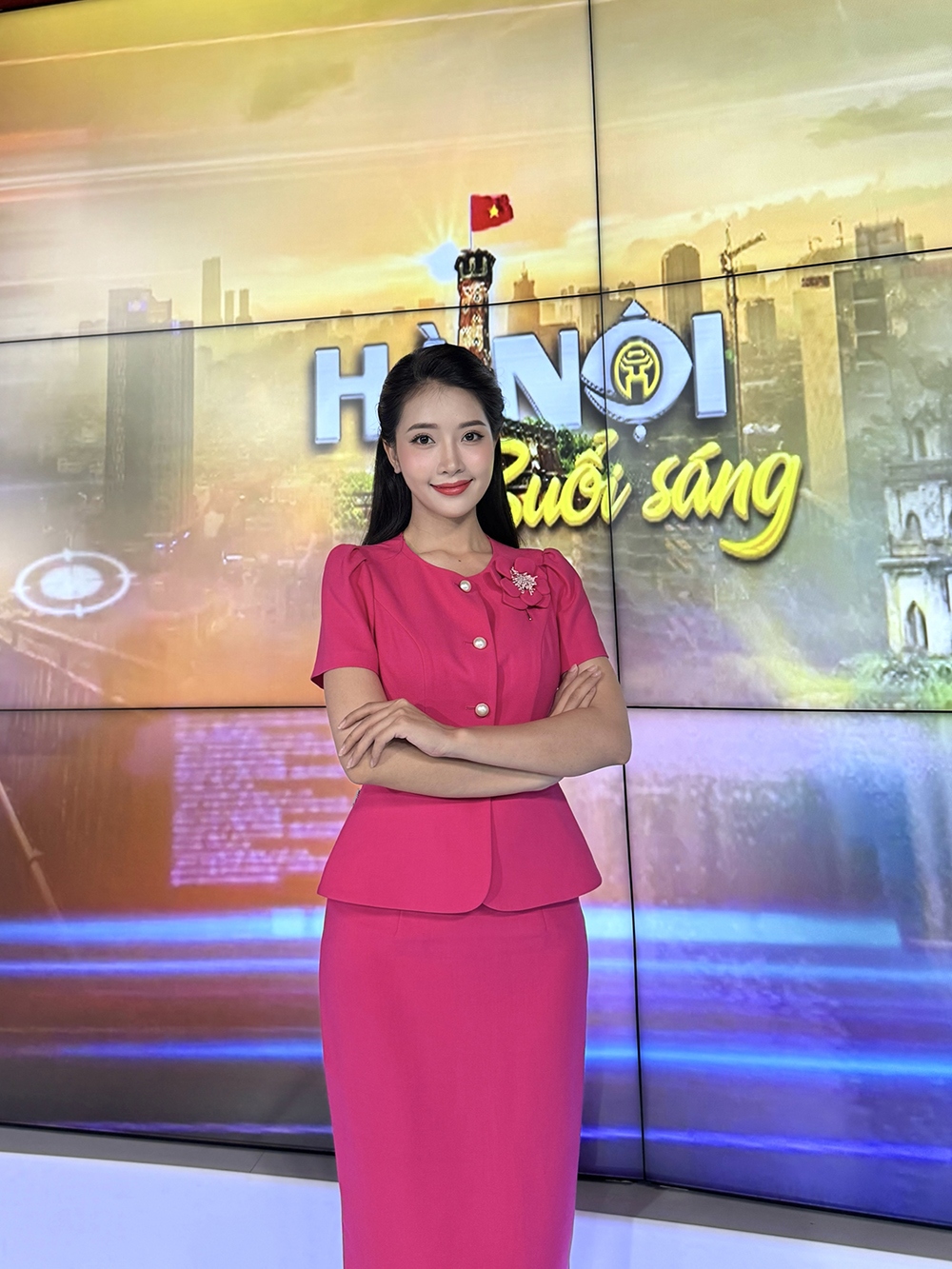 nhan sac nu mc thoi tiet duoc yeu men tren song truyen hinh ha noi hinh anh 1