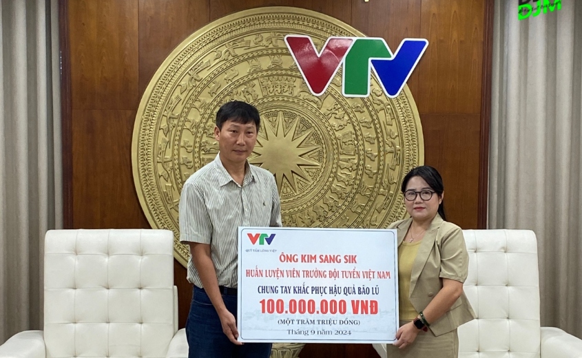 Coach Kim Sang-sik donates VND100 million for Yagi recovery efforts