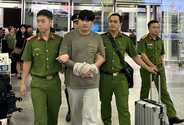 hanoi police arrest internationally-wanted korean murderer picture 1