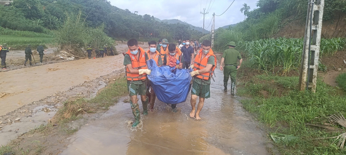 cap nhat van con 51 nguoi mat tich trong vu lu quet kinh hoang o thon lang nu hinh anh 14