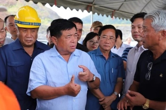 investment minister inspects projects in southern laos picture 1