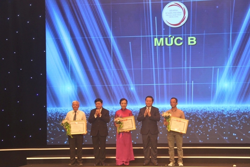 vov duoc tang thuong ve ly luan, phe binh van hoc, nghe thuat xuat ban hinh anh 2