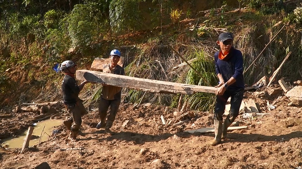 luc luong tinh nguyen vien dac biet vuot ngan cay so den vung lu nam tong hinh anh 2