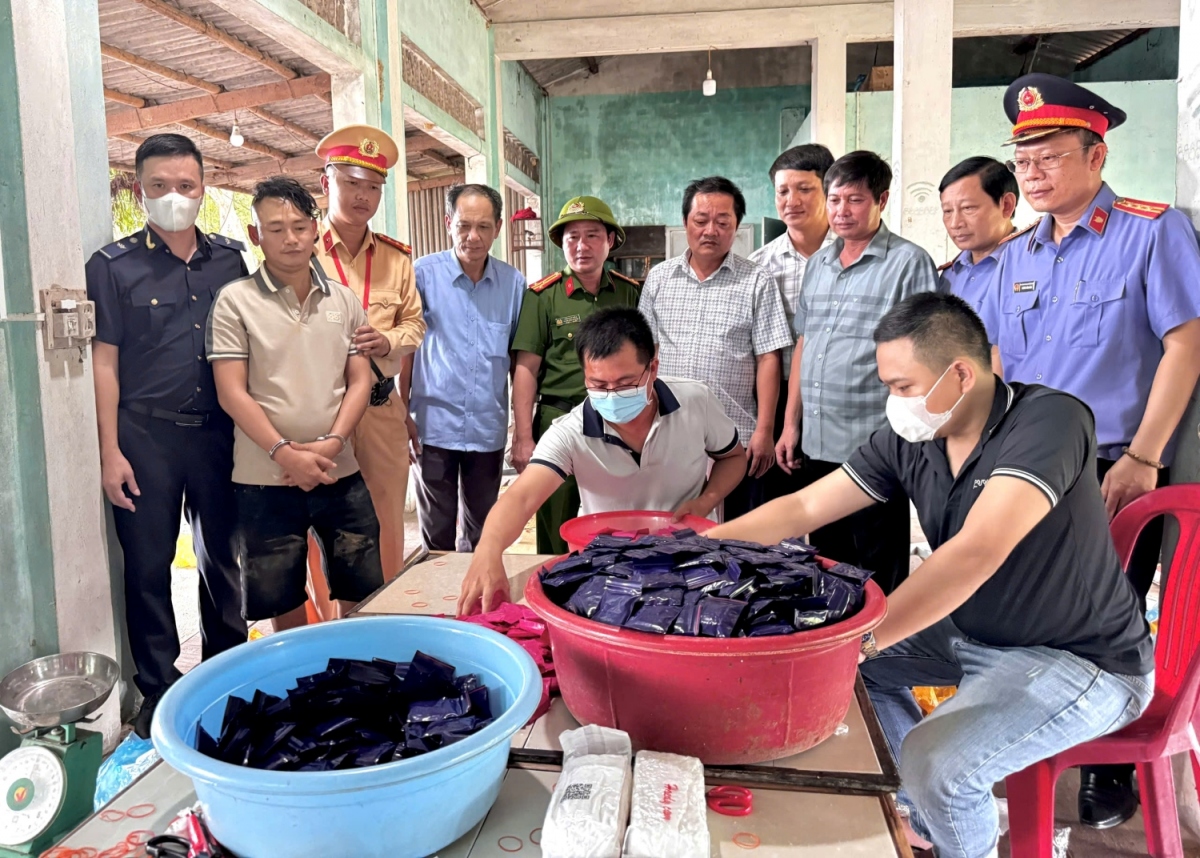 hai doi tuong mang theo sung, van chuyen 26 kg ma tuy o quang binh hinh anh 2