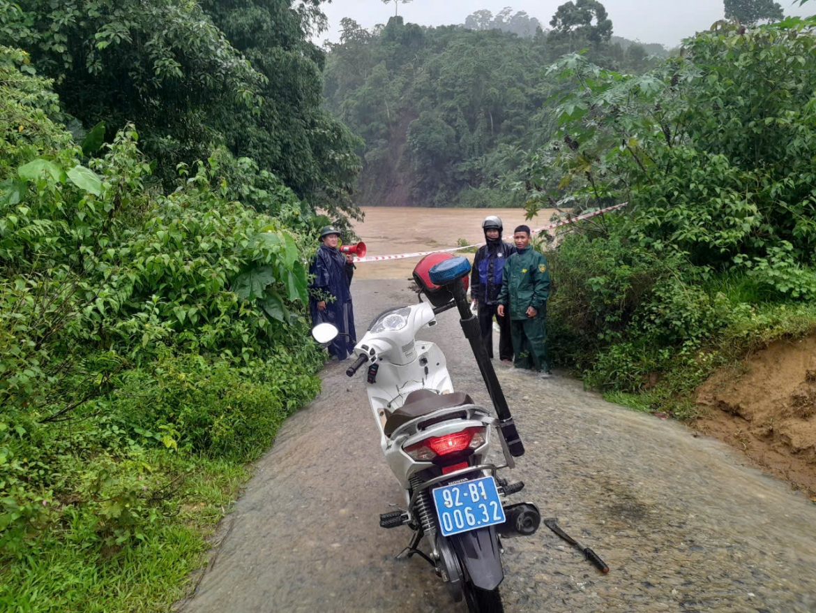xuat hien vet nut nui o phuoc son, quang nam khan cap di doi 18 ho dan hinh anh 2