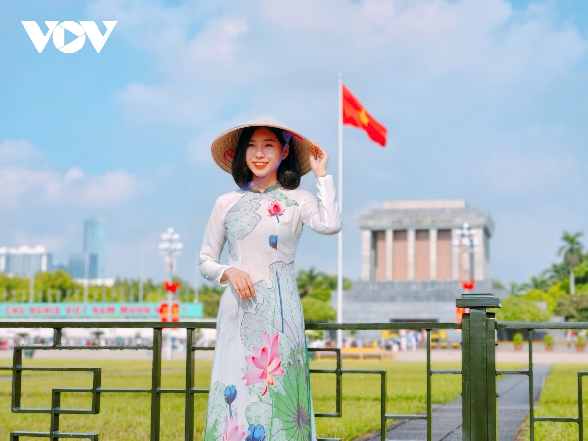 thousands of people visit ho chi minh mausoleum on national day picture 9