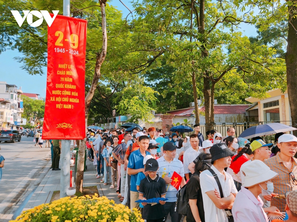 thousands of people visit ho chi minh mausoleum on national day picture 1