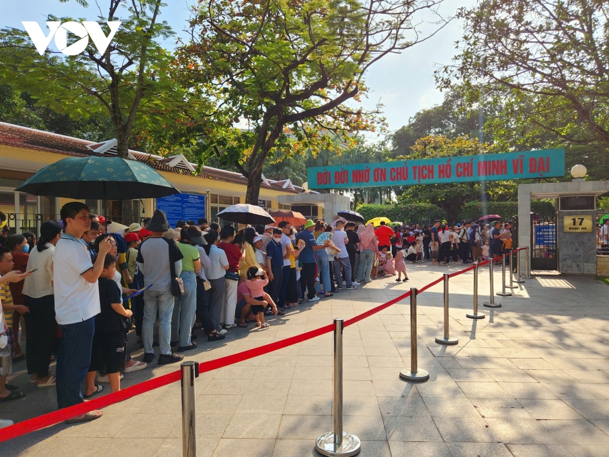 thousands of people visit ho chi minh mausoleum on national day picture 2