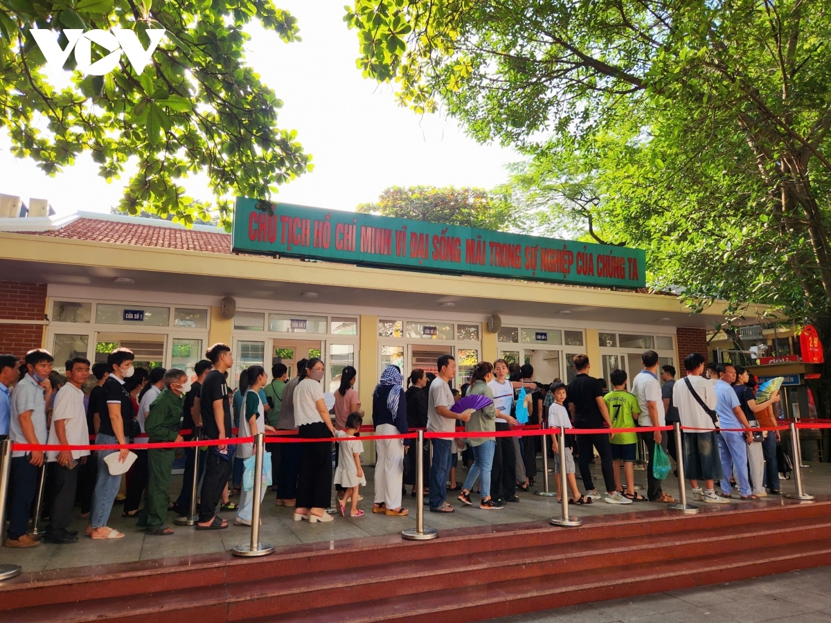 thousands of people visit ho chi minh mausoleum on national day picture 3