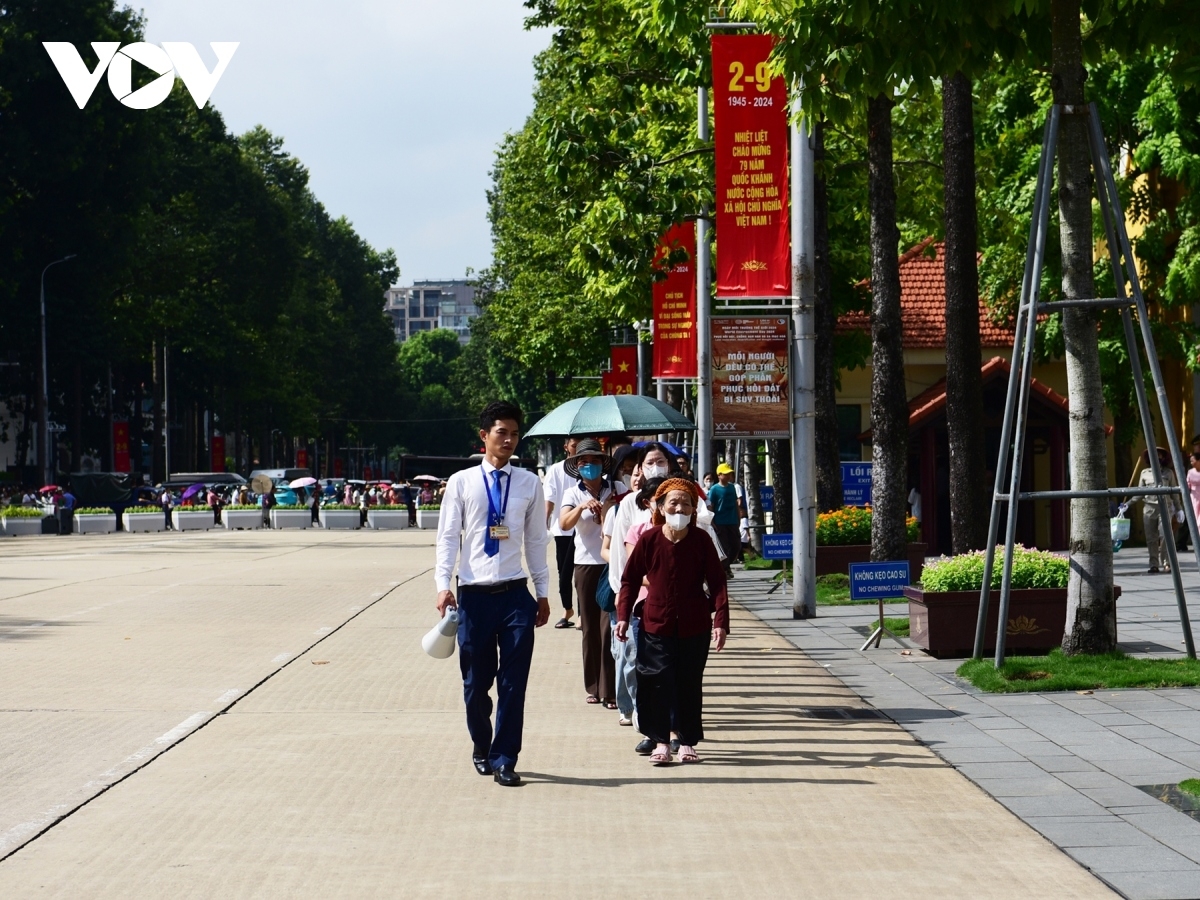 thousands of people visit ho chi minh mausoleum on national day picture 4