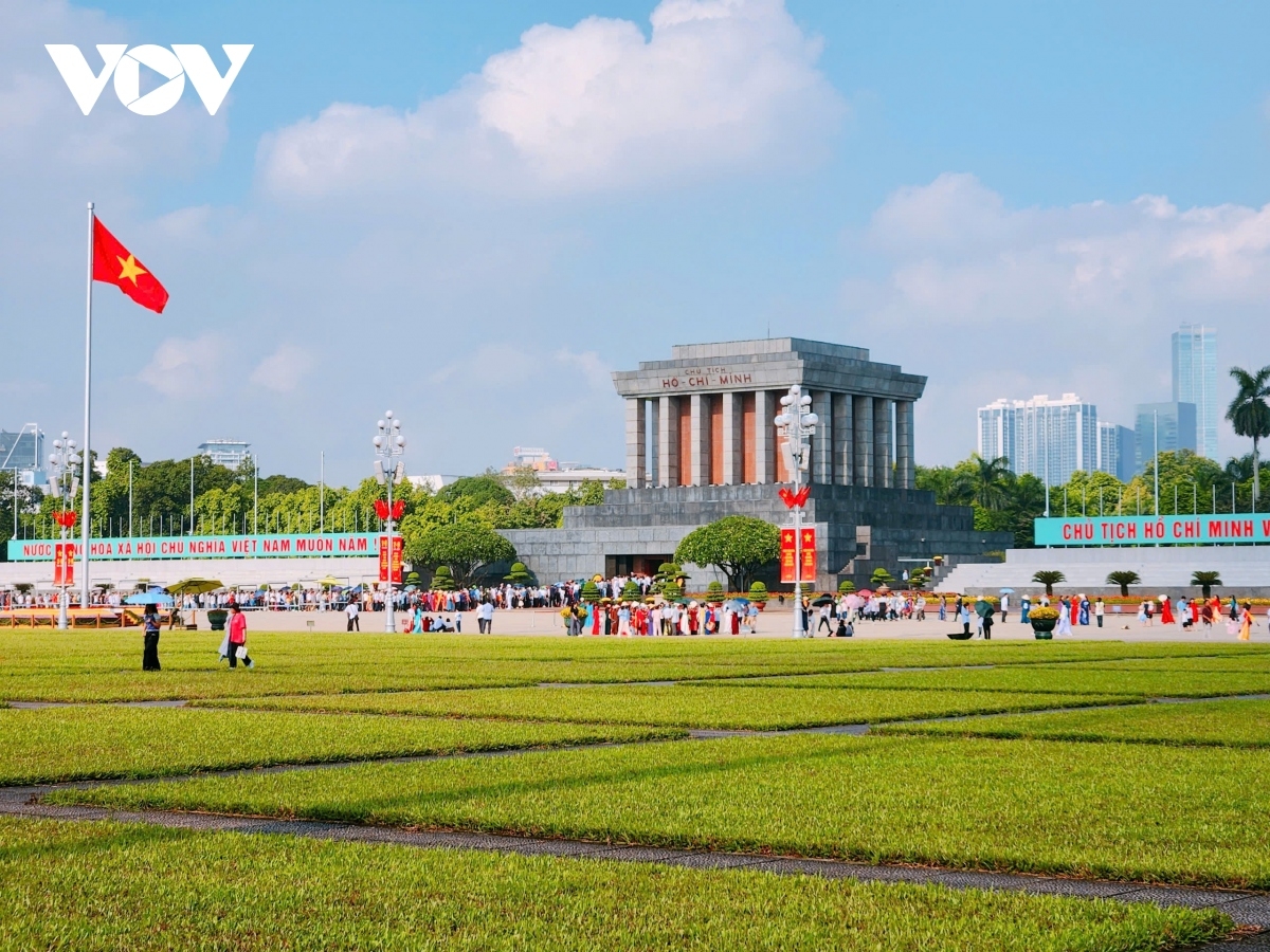 thousands of people visit ho chi minh mausoleum on national day picture 5