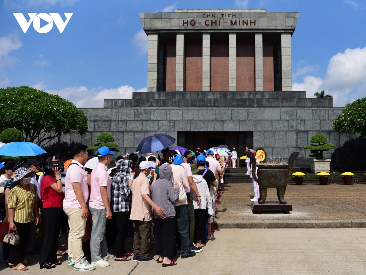 thousands of people visit ho chi minh mausoleum on national day picture 7