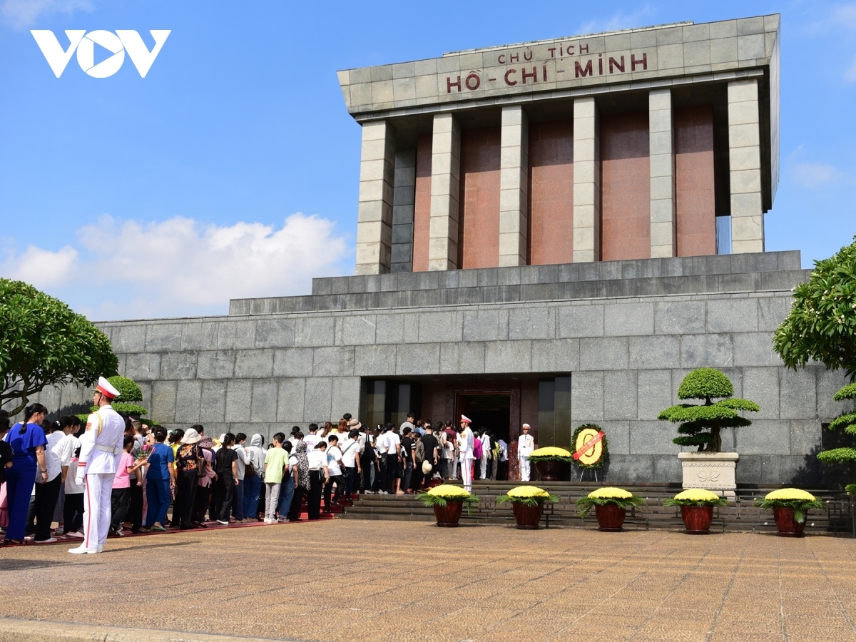 thousands of people visit ho chi minh mausoleum on national day picture 8