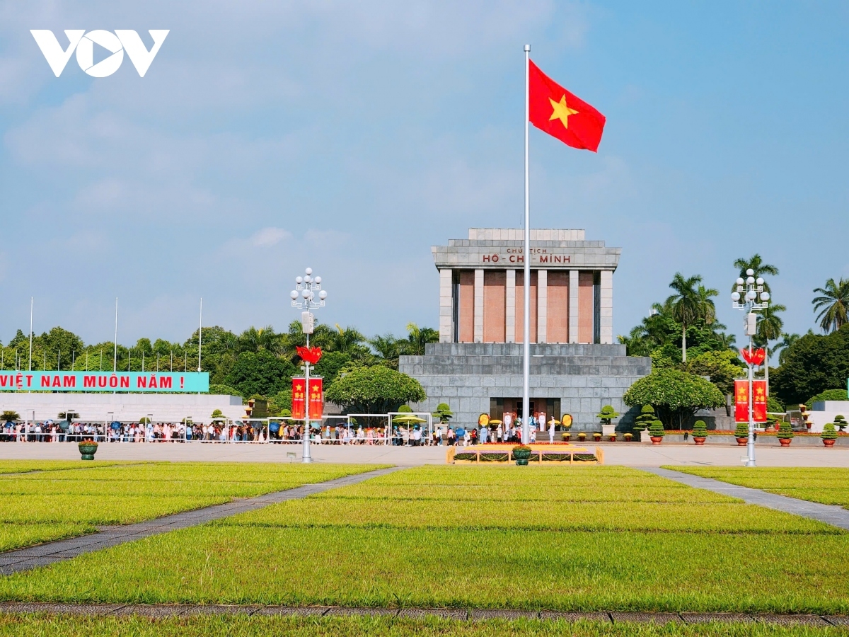 thousands of people visit ho chi minh mausoleum on national day picture 6