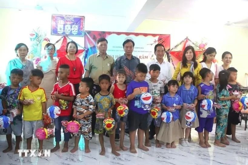 mid-autumn festival held for vietnamese children in cambodia picture 1