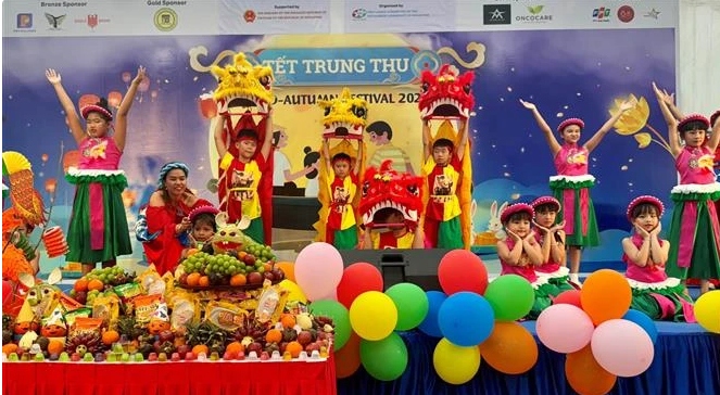 overseas vietnamese in singapore enjoy mid-autumn festival picture 1