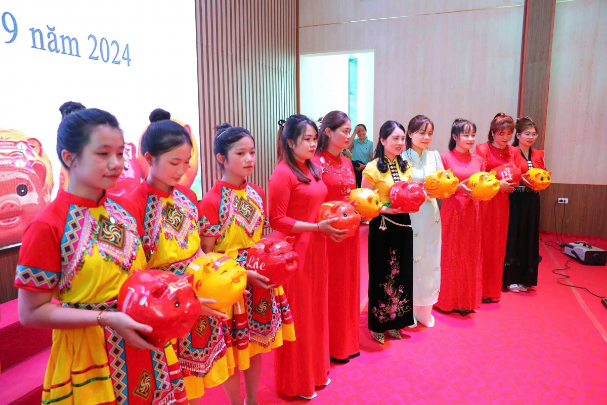 Ngày hội "Mổ lợn tiết kiệm" cho giáo dục ở huyện biên giới Nậm Pồ, Điện Biên