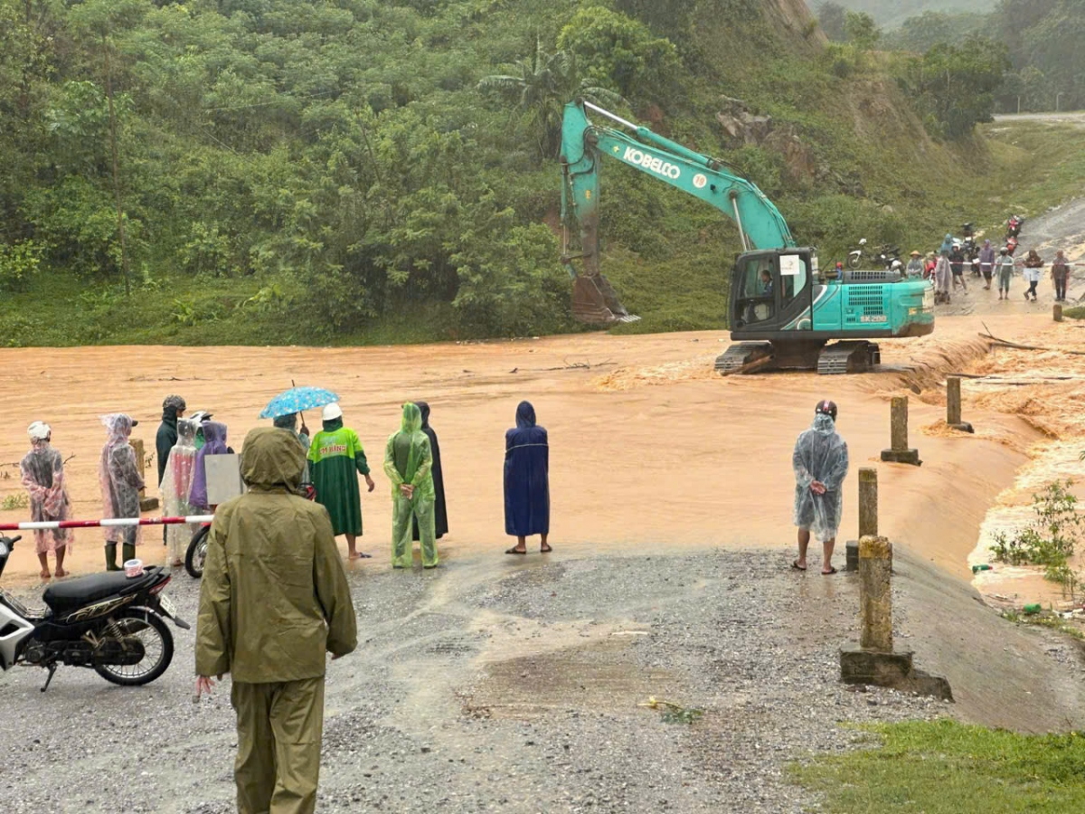 Quảng Trị: Sạt lở đường Hồ Chí Minh, sơ tán 84 hộ dân có nguy cơ sụt trượt đất