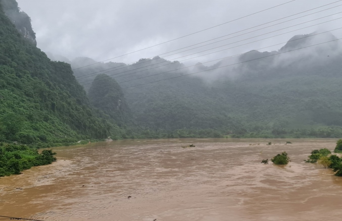 Heavy rain poses severe risk of flooding and landslides in central region