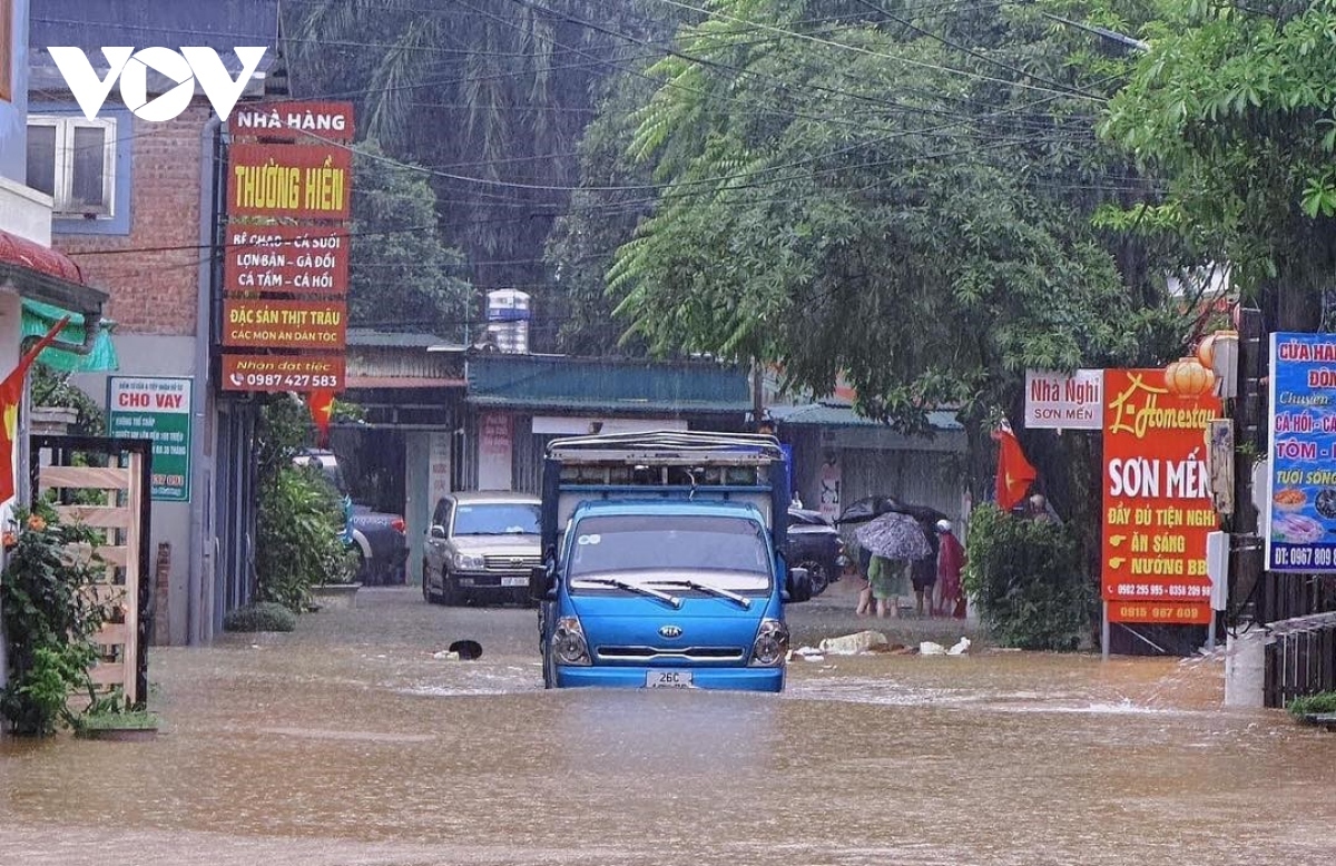 nhung ky nang can biet khi lai xe qua vung ngap nuoc mua mua bao hinh anh 3