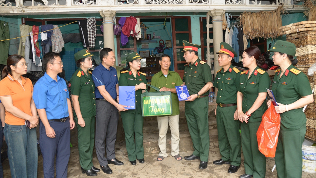 Dong vien, ho tro nguoi dan vung lu my Duc hinh anh 2