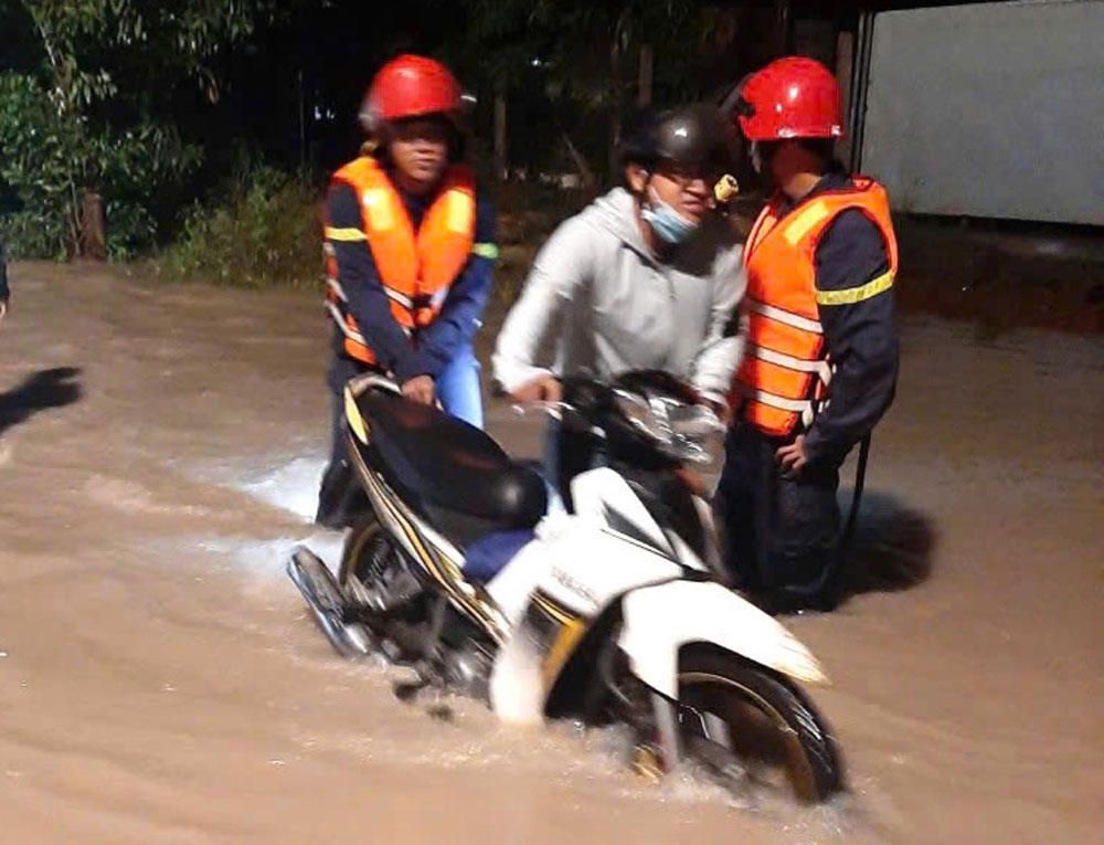 binh duong yeu cau rao chan khu vuc nguy hiem sau nhieu vu nguoi bi nuoc cuon hinh anh 4