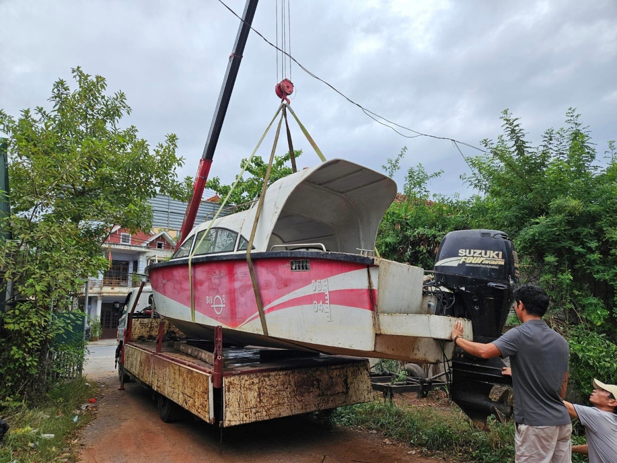 ngu dan quang binh keo thuyen may ra bac ho tro nguoi dan vung lu hinh anh 5