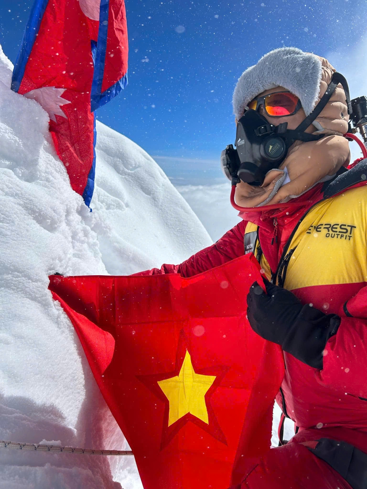 first vietnamese mountaineer scales 8,163m mt. manaslu picture 1