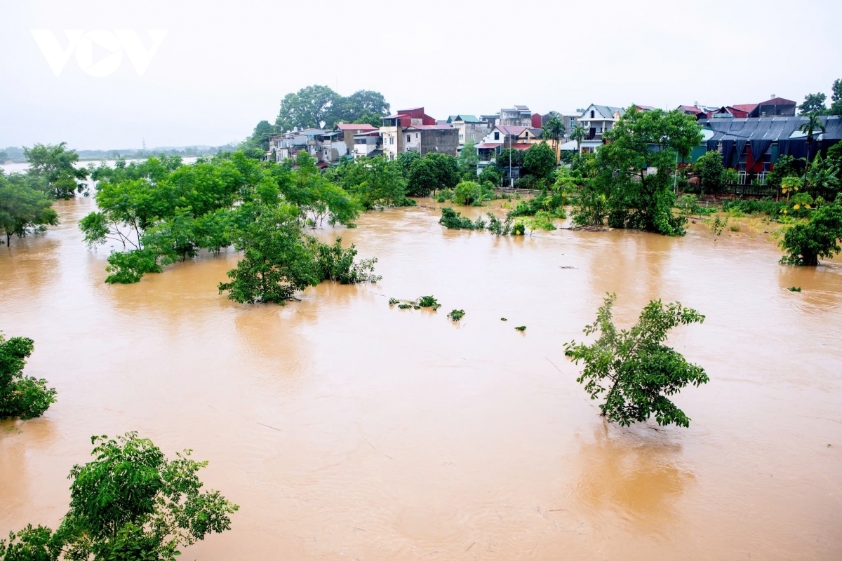 Lũ trên sông Hồng tại Hà Nội xuống chậm nhưng vẫn ở trên BĐ2.