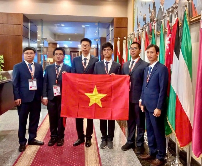 all four vietnamese students win medals at international olympiad in informatics picture 1