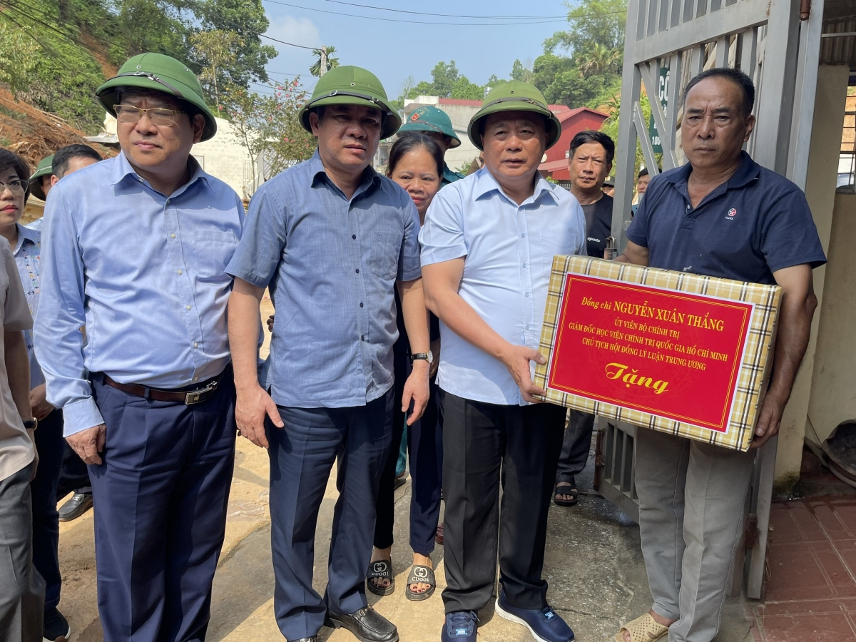 Ông Nguyễn Xuân Thắng thăm, động viên người dân vùng lũ tỉnh Yên Bái